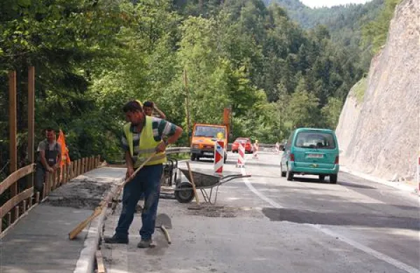  V Zali bodo Idrijci  med potjo proti osrednji Sloveniji lažje prehitevali počasna vozila - Cesti dodajajo tretji pas.  