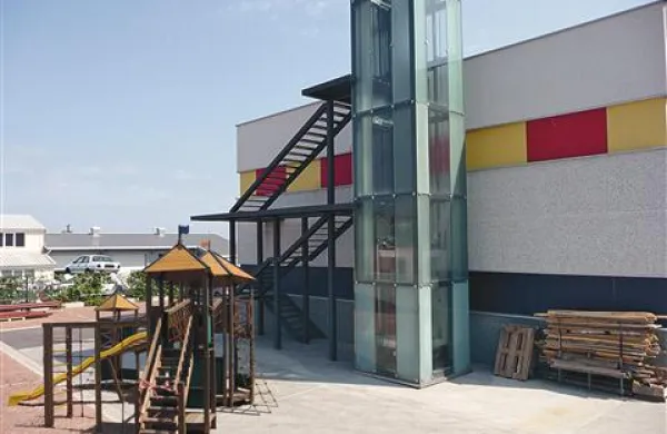 Topterm obdajajo:  Old Car Kokič recikliranje (na fotografiji),  Delmar in Ambasada Gavioli