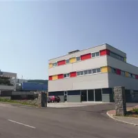  ... na drugi pa sta   Delmar (na posnetku) in  Ambasada Gavioli.  