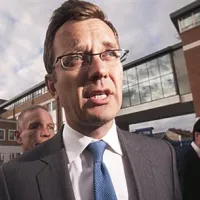 Andy Coulson, nekdanji urednik Murdochovega tabloida News of the World, je bil do januarja letos svetovalec za medije in tiskovni predstavnik Davida Camerona.