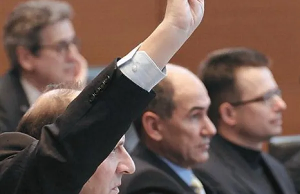 Vodja poslanske skupine SLS Jakob Presečnik je prepričan, da gre v primeru posvojitve otroka v istospolni zvezi za politično odločitev in predčasni začetek referendumske kampanje o družinskem zakoniku.