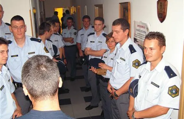 Policisti med spoznavanjem novega delovnega okolja.