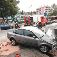 Voznik s Celjskega je nazadnje podrl ograjo in s prednjimi kolesi obvisel nad podhodom. Iz  avtomobila je izteklo nekaj goriva, zato so gasilci posuli madež. 