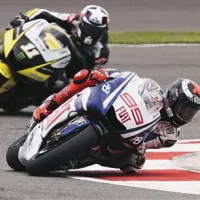 Ben Spiess (zadaj)  in njegova yamaha s pomočjo Jureta Pellegrinija držita korak  s svetovnim vrhom. 