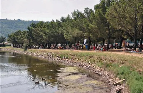 ... na drugi pa na zaščiteno morsko laguno Stujuža