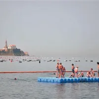 Na eni strani kopališča  se pogled odpira proti piranskemu sv Juriju ...