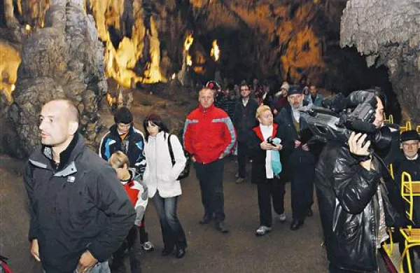 Izmed teh obiskovalcev so v začetku novembra 2007 izžrebali 32-milijontega.