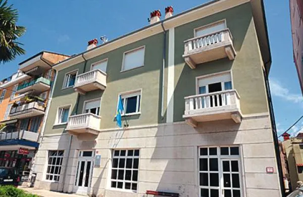 Občinska uprava bo od ponedeljka  delovala le še na Sončnem nabrežju, kjer bodo še naprej Kabinet župana, Urad za gospodarske javne službe, gospodarstvo turizem in promet in Služba za občinski svet in splošne zadeve.