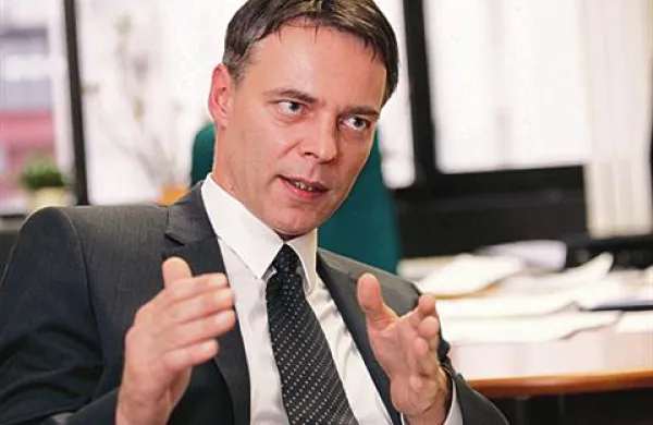 Nekdanji minister za lokalno samoupravo in regionalni razvoj Henrik Gjerkeš je za junij dobil 5552 evrov bruto oziroma 2907 evrov neto nadomestila plače.  