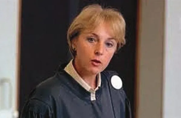 Prvak SDS Janez Janša je junija letos vložil kazensko ovadbo zoper tožilko Branko Zobec Hrastarj, v kateri ji očita zlorabo položaja in ponarejanje listin v primeru Patria.