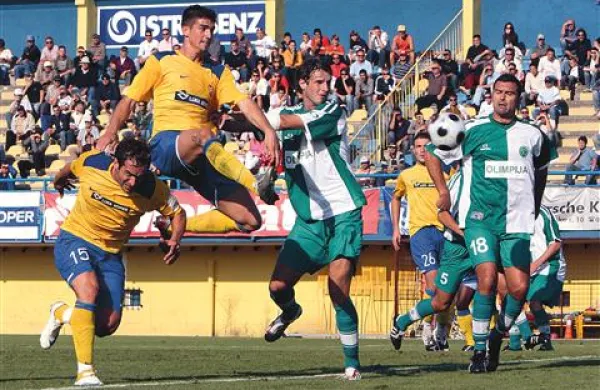 Nova Olimpija se je s Koprčani prvič pomerila v pokalu septembra 2008 - zanjo je igral tudi Alen Ščulac (desno), zdaj pomočnik trenerja v Kopru