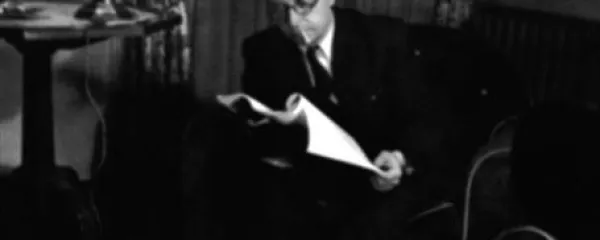 Filozof Jean-Paul Sartre ob branju, november 1946