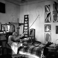 Slikar Henri Matisse med skiciranjem osnutka za poslikavo v kapeli de Rosaire, novembra 1949