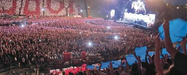 Občinstvo je med koncertom nekajkrat s polivinilastimi listi na eni strani tribune izpisala Jovi, na drugi pa izrisala ameriško zastavo. V parterju sta  lepo vidna diamantni in zlati krog. 