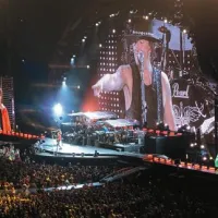 V čast gostiteljem si je podarjeno zastavo John Bon Jovi ogrnil okrog ramen