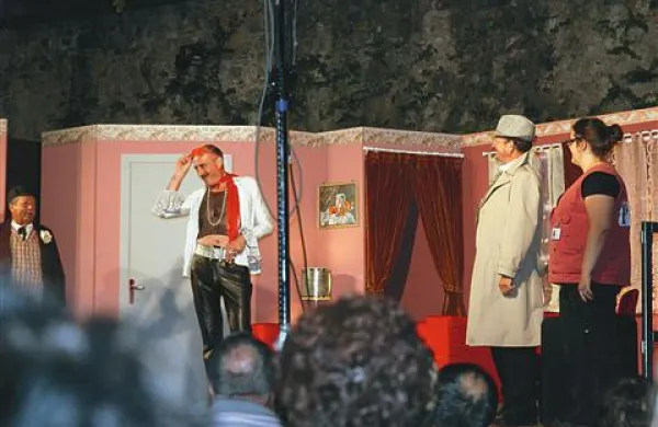 Grajski ambient, veliko gledalcev in še več smeha - to je zaznamovalo zaključni  večer Grajskega poletja.