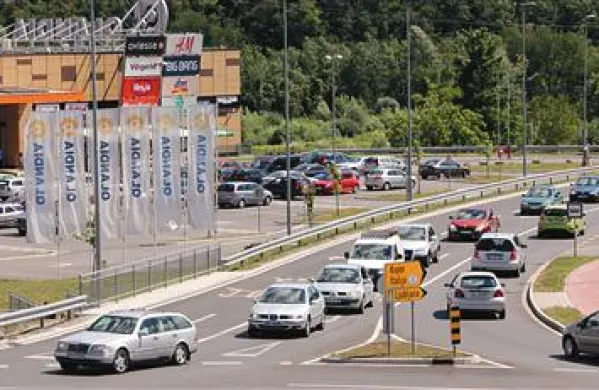 Po Vojkovi cesti, ki povezuje Rožno dolino s Solkanom, dnevno vozi vsaj 26.000 vozil. Po odprtju trgovskega centra Qlandija se je promet na Grčni, kjer stoji edina merilna postala v mestu, še povečal.