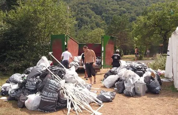 Najeti smetarji so  takoj po zaključku festivala garali s polno paro - Upati je, da letos s plačili zanje ne bodo odlašali - Organizatorji Metalcampa so za seboj počistili bolje kot prejšnja leta.