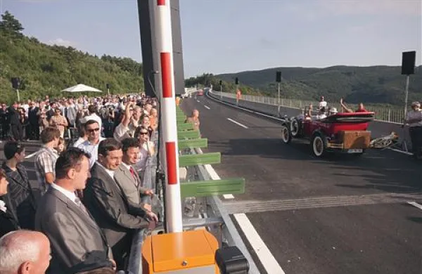 Pred dvema letoma so  slovesno odpirali cesto, ki še nima uporabnega dovoljenja. A  to ni nič hudega, pravijo na Darsu. 