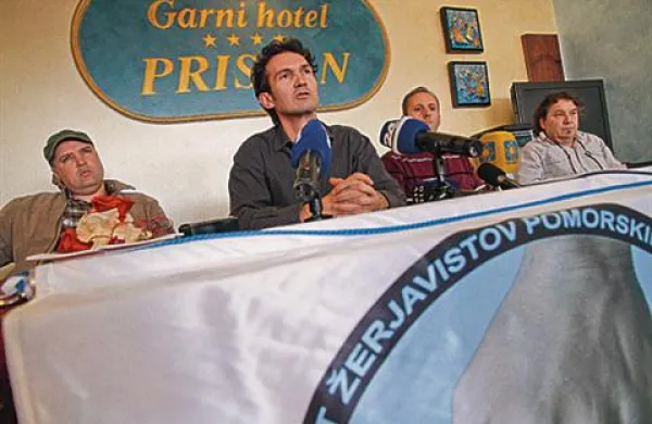 Sindikat žerjavistov Luke Koper, v sredini Mladen Jovičič.