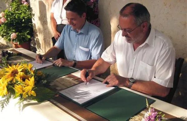 Na Kanalskem Vrhu so podpisali pogodbo za vodovod in kanalizacijo in že čez nekaj dni ju bodo začeli graditi.