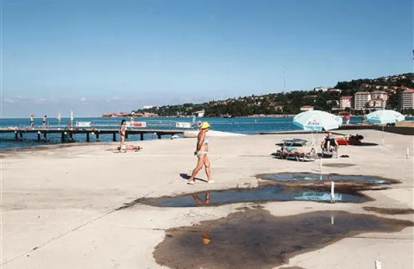 Na plaži pod Metropolom so letos obnovili nosilce za senčnike. Kopalci se medtem pritožujejo nad dotrajanim betonom, drsečimi in postrani stopnicami ter plačljivim tušem.