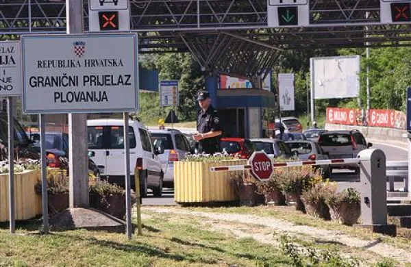  Jezikovni sporazum je na mejnem prehodu Plovanija skoraj zakuhal manjši mednarodni škandal. 
