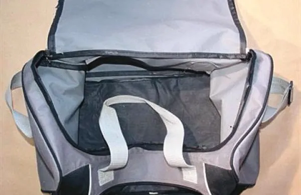 Deklico, staro od 14 do 20 dni, so našli v manjši športni torbi na hodniku večstanovanjskega objekta v Mariboru.