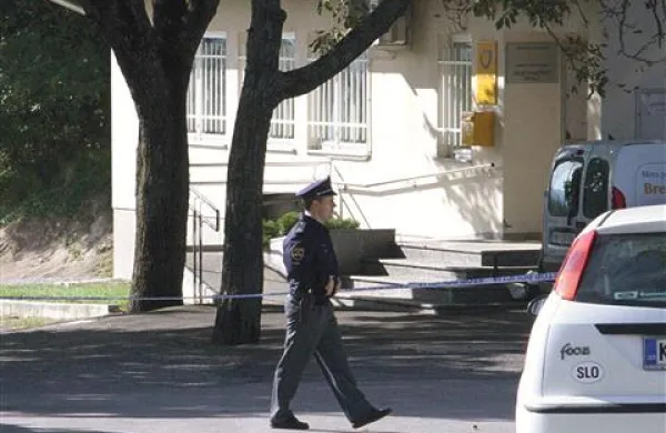 Nasilna roparja sta uslužbenko črnokalske pošte močno poškodovala.