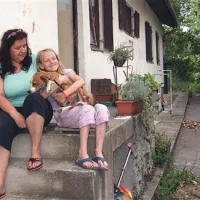 Amedea Velikonja  z mamo Zvonko Drobež na  pragu svojega doma na Plavjah