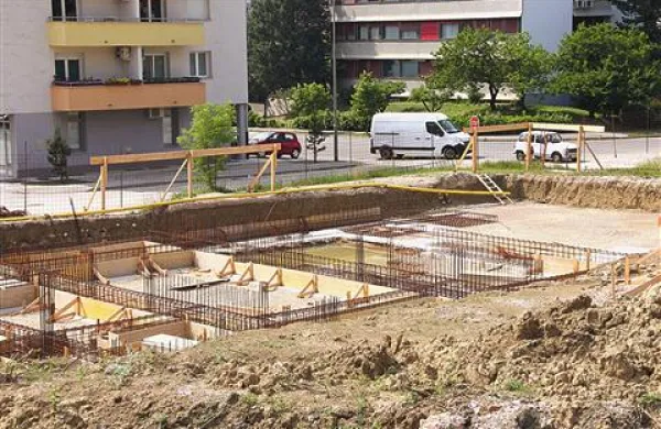 Najprej je gradbišče stalo zaradi izbire novega izvajalca, zdaj pa čaka na potrditev državnega proračuna.