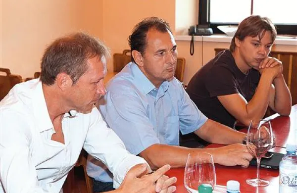 Pomembno istrsko sodelovanje sta včeraj s kolegi začrtala predvsem predsednik združenja Vinistra Ivica Matoševič in član uprave ter glavni enolog Vinakoper Iztok Klenar (z leve). Desno je Tilen Praprotnik, podpredsednik Društva vinarjev slovenske Istre. 