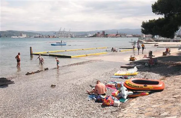 Nekateri kopalci se pritožujejo, da na kopališču v Žusterni  smrdi po kanalizaciji  še zlasti, ko se pripravlja na dež.