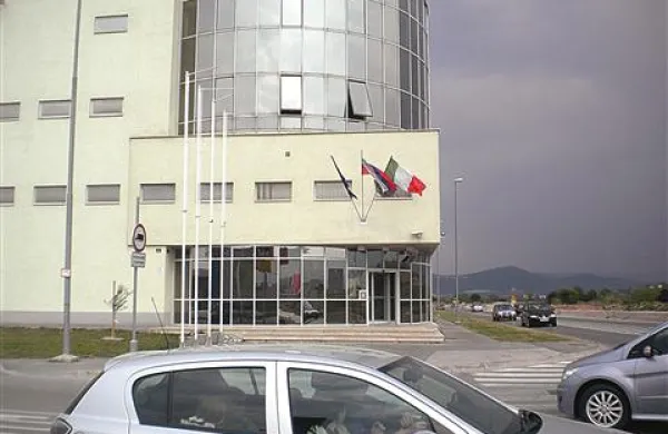 Sredi tedna si je v priporniški celici poskušal vzeti življenje pripornik srednjih let. Njegovo namero so pravočasno opazili in ga rešili.
