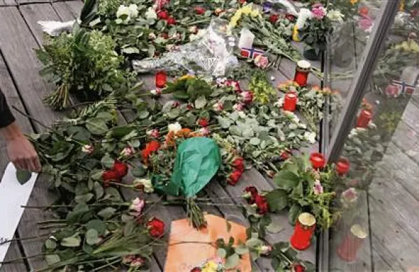 Sožalje so ljudje izražali z rožami pred norveško ambasado v Berlinu (Foto: Reuters)