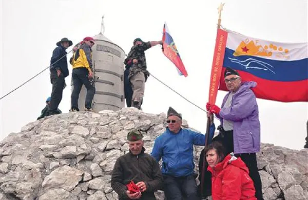 Med pohodniki na vrhu Triglava tudi borci