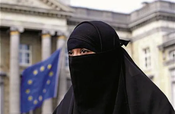 V Belgiji so z zakonom prepovedali nošenje burk in nikab.