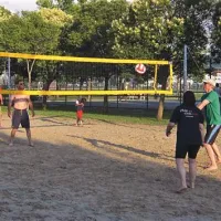 V teh dneh je tudi igrišče za odbojko na mivki polno zasedeno.