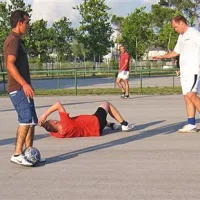 Malonogometaši na Bonifiki uživajo - razen v takšnih trenutkih, ki se utegnejo izteči z odrgnjeno kožo.