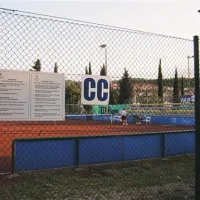 Teniški kompleks vključuje tudi osrednje igrišče s tribuno.
