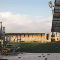 Obnovljeni nogometni stadion se ponaša z ugodjem za gledalce in igralce, novinarji pa imajo pripombe glede svojih delovnih mest.