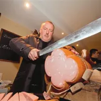 Ko je pri volji, se Zlatko Mavrič v Hiši Marica takole loti mortadele.