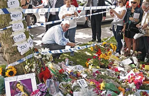 Oboževalci Amy Winehouse pred pevkino domovanje v Londonu prinašajo cvetje. 