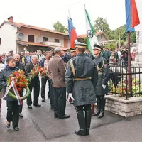 Ob spomenik padlim so položili vence in se poklonili njihovemu spominu.