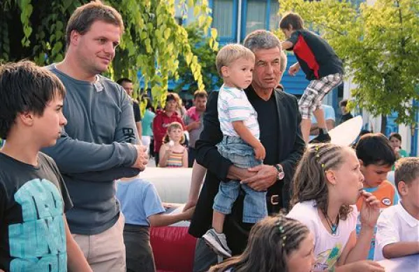 Predsednik Kolektorja Stojan Petrič (z vnukom).