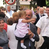 Sodelovanje, ki nikakor ne uspeva predsednikoma  Kolektorja  Stojanu Petriču  in Hidrie  Edvardu Svetliku (z vnukinjo), naj bi uspevalo vsaj  njunim vnukom.