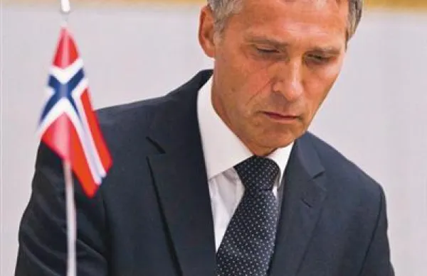 Norveški premier Jens Stoltenberg ob vpisu v žalno knjigo za žrtve Andersa Behringa Breivika.  