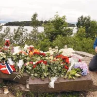 Cvetje na otoku Utoya v spomin žrtvam petkovega pokola. 