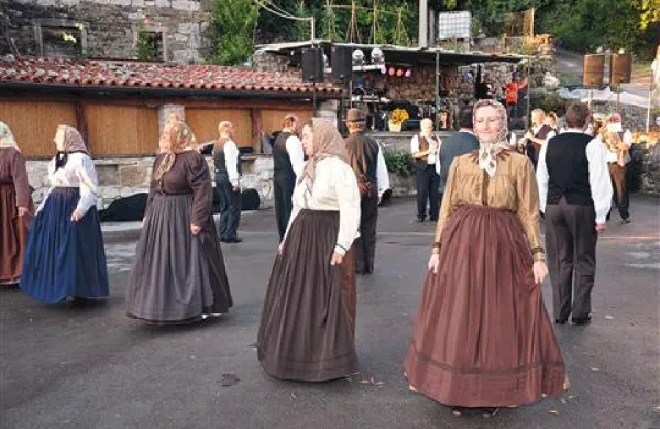 V najbolj veseli večer v letu so v Smokvici najprej zaplesali  člani folklorne skupine kulturno-umetniškega društva Skala iz Kubeda, v ozadju je  Mužika sv. Lazar iz Boršta. 