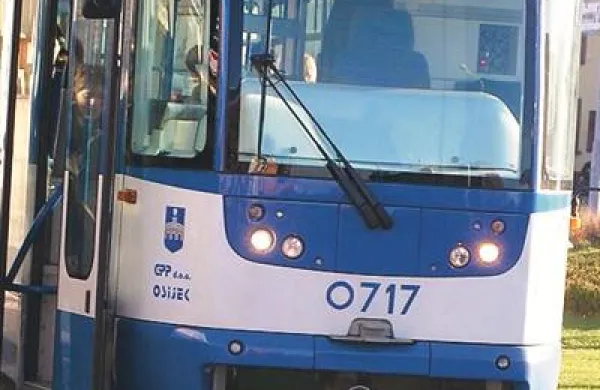 Moški je po desetih letih plačal vozovnice za tramvaj.
